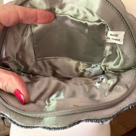 VINTAGE Beaded Shell Clutch/Wrislet - Picture 3 of 4